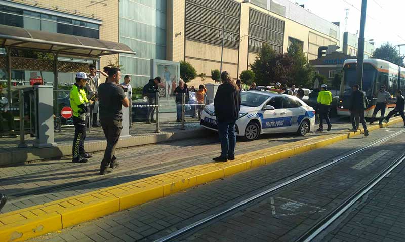 Bu kez tramvay durağına polis arabası girdi