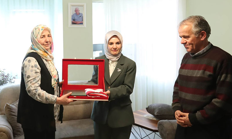  Bakan Mahinur Özdemir Göktaş Şehit Ailesini ziyaret etti
