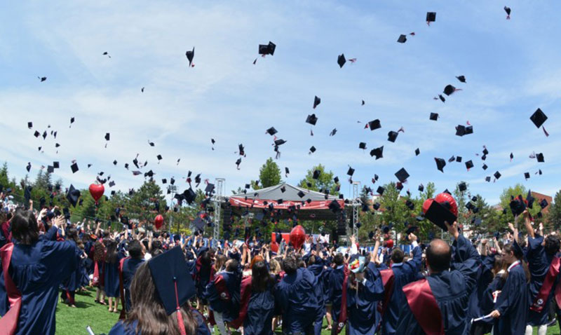 Anadolu niversitesindeki mezuniyet cokusu son oturumlarla tamamland 