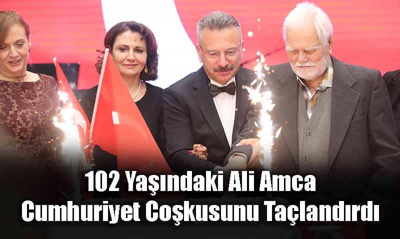 Cumhuriyet ile Yat 102 Yandaki Ali Amca, Bayramn Protokolde Kutlad