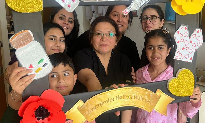 Minik Kalplerden Hemşirelere Anlamlı 12 Mayıs Sürprizi