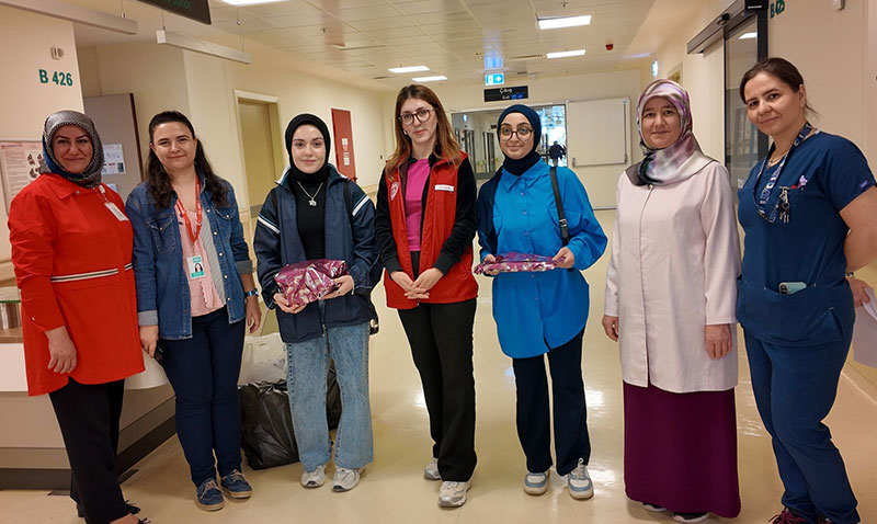 Yunus Emre Gençlik Merkezi’nden Eskişehir Şehir Hastanesi Çocuk Servisine Bayram Ziyareti