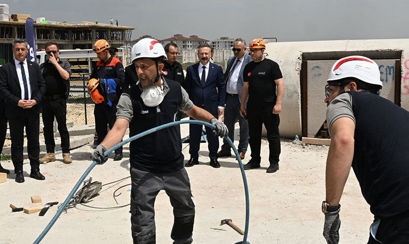 Vali Aksoy, "Arama Kurtarmada Hedef 100 Bin" Tatbikatını İzledi