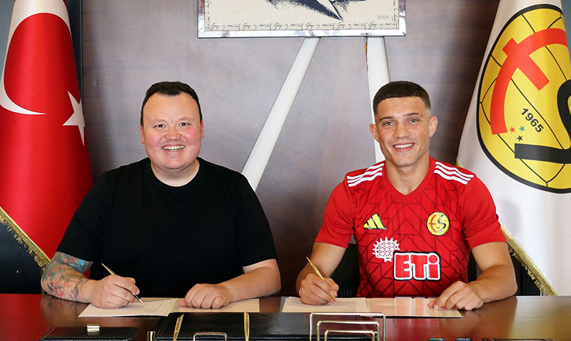Eskişehirspor’a Genç Forvet Takviyesi: İsmail Kulet Siyah-Kırmızı Formayla Sahada!