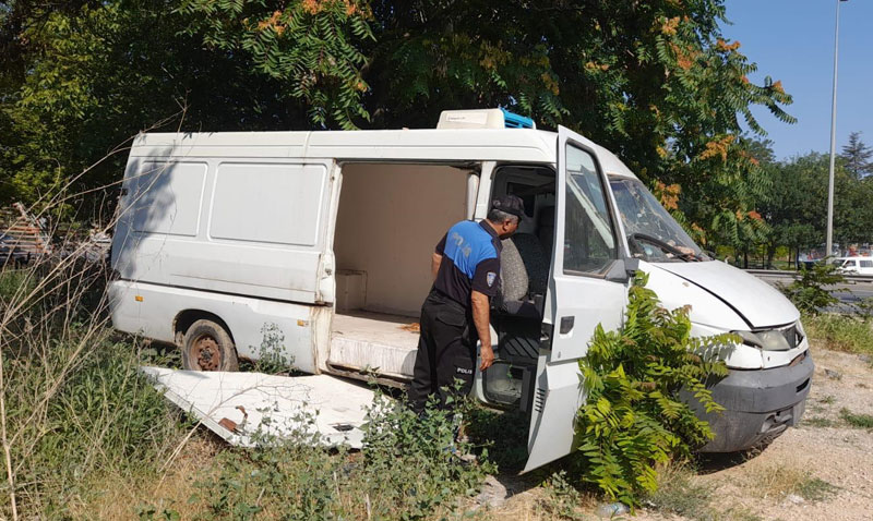 Eskiehir’de metruk binalardan sonra metruk aralar toplamakta polise kald