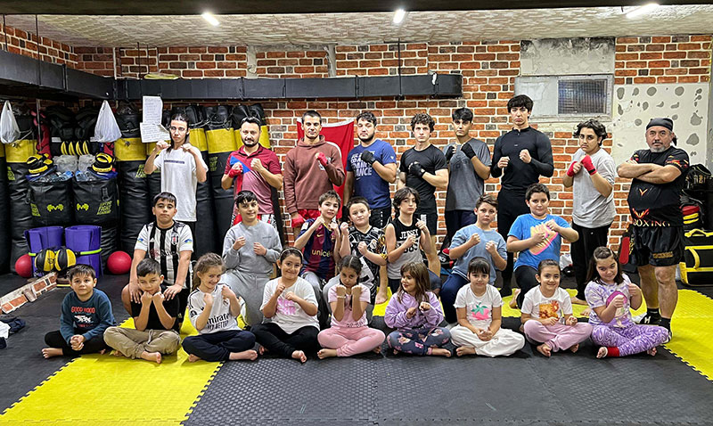 Yeni Yla Kickboks Yaparak Girdiler