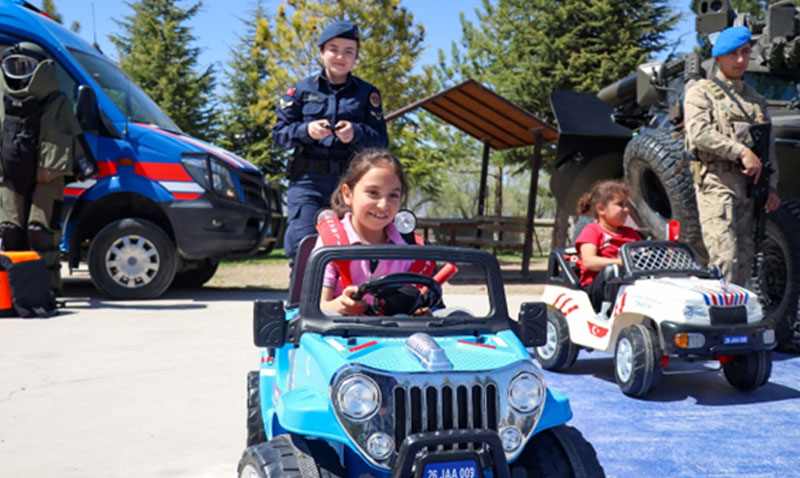 Jandarma’dan Miniklere 23 Nisan Sürprizi!