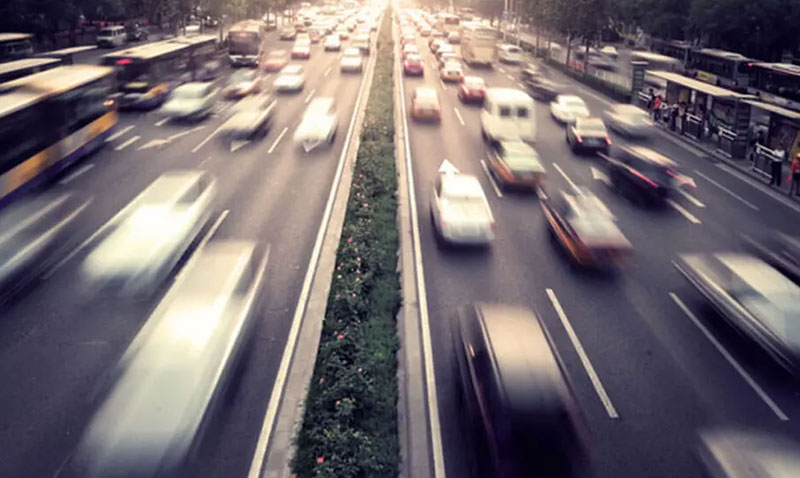 Duran aralara yksek hzlarla arplmasnn en byk sebeplerinden biri: Yol hipnozu!