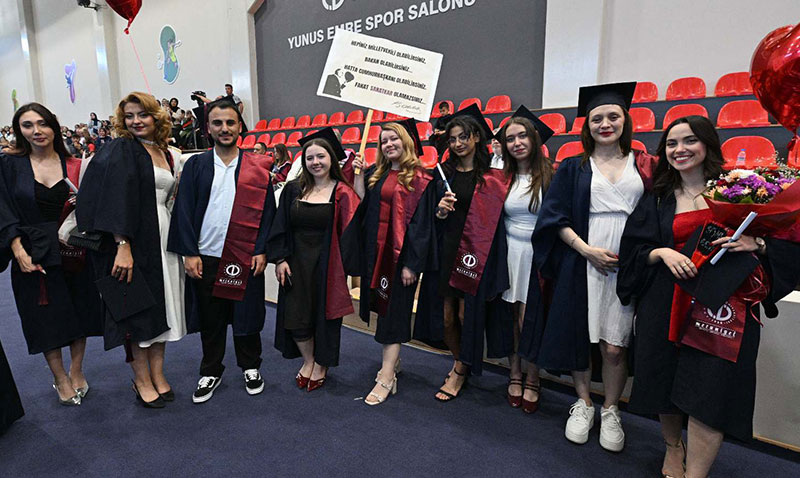 Anadolu niversitesi mezunlarn uurlamaya devam ediyor