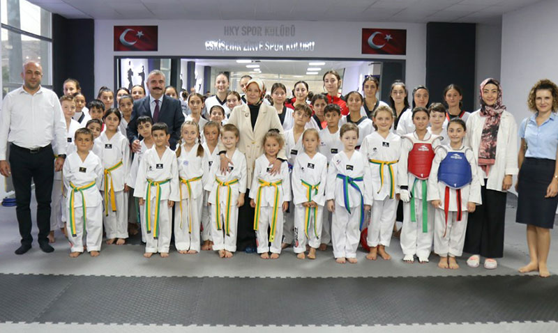 Bakan Yardmcs Yenign ve l Mdr Bayrak’tan Sporcu ocuklara Anlaml Ziyaret